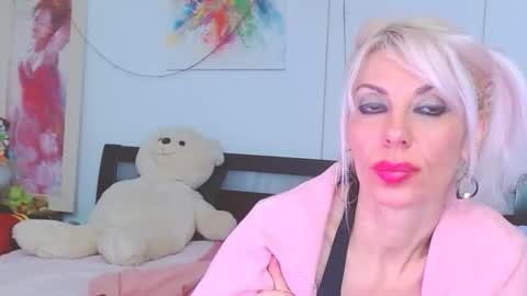 Lara online show from December 2025 02:39:02 AM