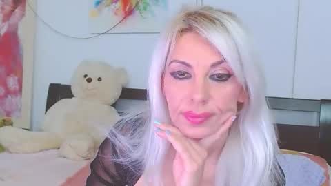 Lara online show from April 2026 10:03:01 PM