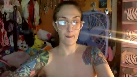 Snapshot of lillylushabae chatting on October 2025 09:15:02 PM hi guys im back on here 3 online show from October 2025 09:15:02 PM