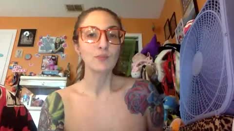 Snapshot of lillylushabae chatting on November 2025 08:09:01 PM hi guys im back on here 3 online show from November 2025 08:09:01 PM