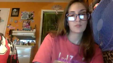 Snapshot of lillylushabae chatting on November 2025 10:01:02 PM hi guys im back on here 3 online show from November 2025 10:01:02 PM