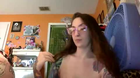 Snapshot of lillylushabae chatting on February 2026 07:10:01 PM hi guys im back on here 3 online show from February 2026 07:10:01 PM