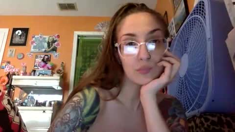 Snapshot of lillylushabae chatting on April 2026 08:03:02 PM hi guys im back on here 3 online show from April 2026 08:03:02 PM