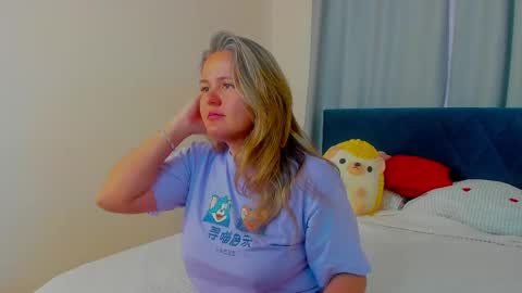Snapshot of lily_bel chatting on June 2026 01:22:01 AM Lily online show from June 2026 01:22:01 AM