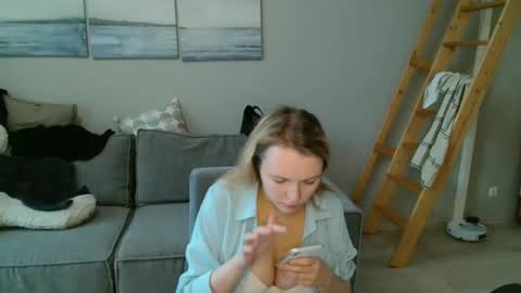 Lily dollyx online show from November 2025 11:02:02 AM