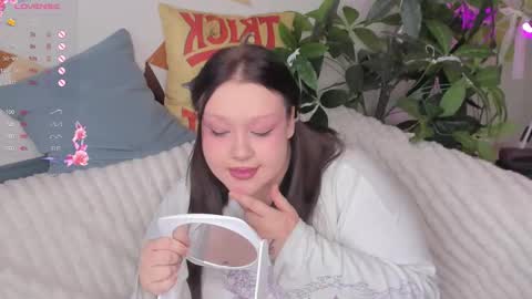 Snapshot of lilybelll chatting on October 2025 03:18:02 AM Lily online show from October 2025 03:18:02 AM