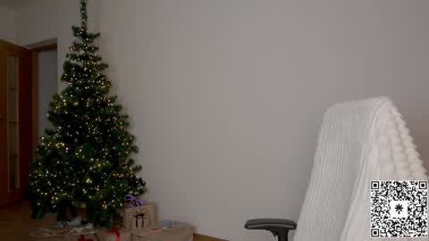 Snapshot of lilyewing_ chatting on December 2024 02:43:02 PM Lily   online show from December 2024 02:43:02 PM