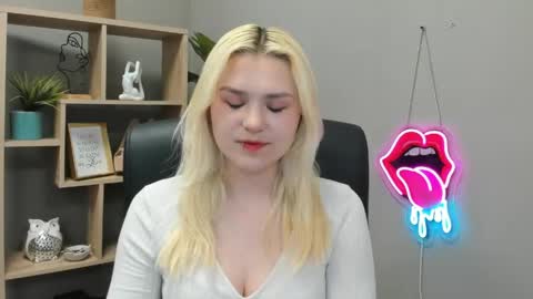 Snapshot of lilysweetxo chatting on June 2026 06:38:02 AM Lily online show from June 2026 06:38:02 AM
