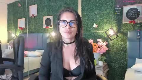 Lina  online show from September 2025 11:37:01 AM