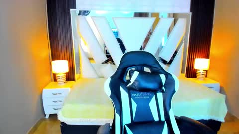  Linda  online show from November 2025 06:52:02 PM