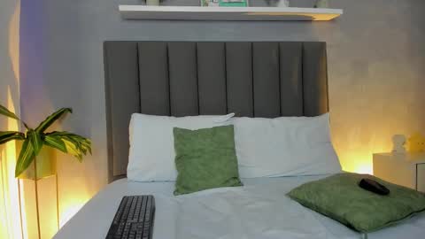 L I N D A online show from November 2025 03:49:02 AM