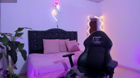 Linda  online show from April 2026 03:28:02 AM