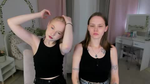 Snapshot of lisaluve chatting on April 2026 09:12:01 PM Lisa blonde Alisa brunette online show from April 2026 09:12:01 PM