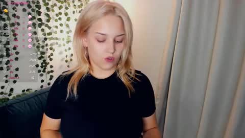 Snapshot of little__caprice chatting on September 2025 07:17:02 PM Bella online show from September 2025 07:17:02 PM