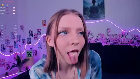 Snapshot of little__caprice chatting on November 2025 07:29:01 AM Bella online show from November 2025 07:29:01 AM