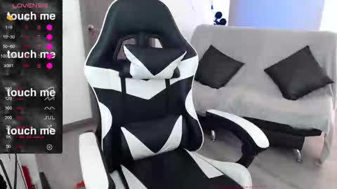 Amelie  online show from November 2025 06:52:02 PM