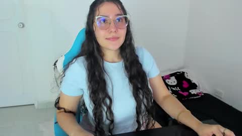 Snapshot of little_sparkles_0f_l0v3 chatting on November 2025 10:01:02 PM Laire online show from November 2025 10:01:02 PM