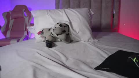 littlee_emma_ online show from April 2026 02:05:02 AM