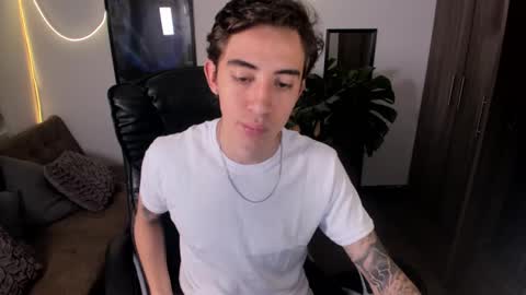 Snapshot of littleferxxo chatting on December 2024 11:06:01 AM Ferxxo online show from December 2024 11:06:01 AM