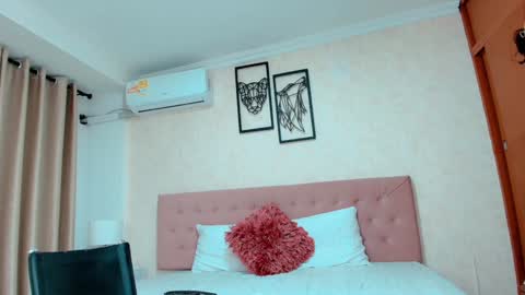 Snapshot of littlemolly_pregnant chatting on January 2025 06:34:01 AM Sarahs Room online show from January 2025 06:34:01 AM