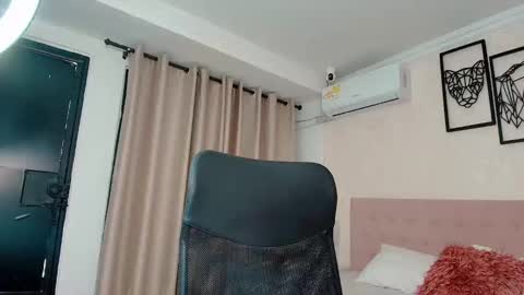 Snapshot of littlemolly_pregnant chatting on October 2025 09:10:02 PM Sarahs Room online show from October 2025 09:10:02 PM