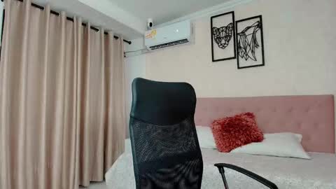 Snapshot of littlemolly_pregnant chatting on October 2025 08:10:01 PM Sarahs Room online show from October 2025 08:10:01 PM