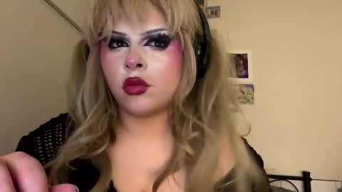 Snapshot of livvybee chatting on February 2026 09:05:01 AM livvybee online show from February 2026 09:05:01 AM