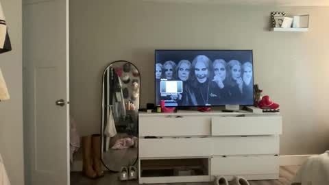 Livvy online show from September 2025 03:13:01 PM