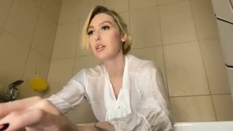 Liya Ray online show from October 2025 06:03:02 PM