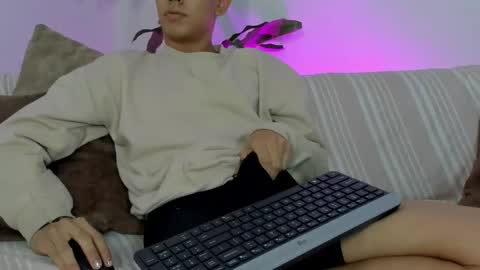 logantwink18 online show from February 2026 11:06:02 AM