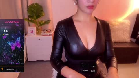 Snapshot of loisewilliams chatting on May 2026 08:27:01 PM Mistress L online show from May 2026 08:27:01 PM