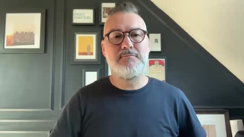 Snapshot of londongent2023 chatting on October 2025 10:56:01 AM EnglishBear online show from October 2025 10:56:01 AM