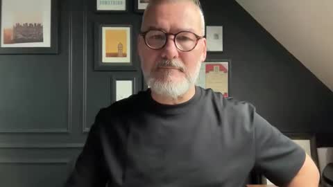 Snapshot of londongent2023 chatting on October 2025 08:57:01 AM EnglishBear online show from October 2025 08:57:01 AM