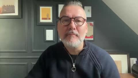 Snapshot of londongent2023 chatting on December 2025 09:16:02 AM EnglishBear online show from December 2025 09:16:02 AM