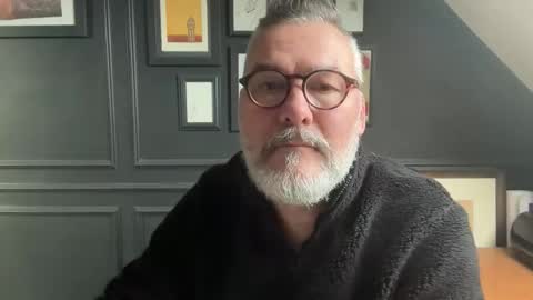 Snapshot of londongent2023 chatting on January 2026 01:15:01 PM EnglishBear online show from January 2026 01:15:01 PM