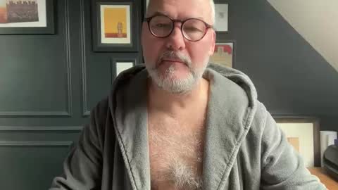 Snapshot of londongent2023 chatting on February 2026 09:21:02 AM EnglishBear online show from February 2026 09:21:02 AM