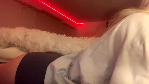 Snapshot of loraxrose01 chatting on November 2025 08:52:01 PM Lora online show from November 2025 08:52:01 PM