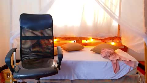 loreanis online show from February 2026 09:33:01 PM