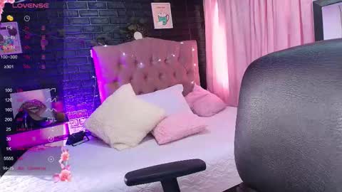 Loren online show from November 2025 07:58:01 PM