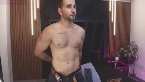  L O R E N Z O  Thumbs Up help  online show from January 2026 06:00:02 PM