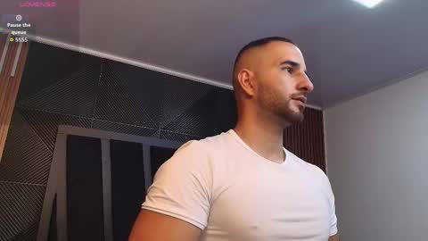  L O R E N Z O  Thumbs Up help  online show from April 2026 05:16:02 PM