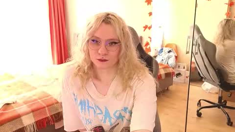 Lori -----------------------------------    online show from October 2025 01:40:02 PM