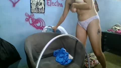 Snapshot of love_electra chatting on February 2025 03:52:01 PM love_electra online show from February 2025 03:52:01 PM