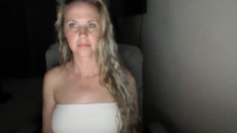 Snapshot of love_on_ chatting on April 2026 10:06:01 AM LoVe On online show from April 2026 10:06:01 AM