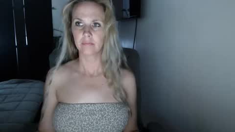 Snapshot of love_on_ chatting on May 2026 02:12:02 PM LoVe On online show from May 2026 02:12:02 PM
