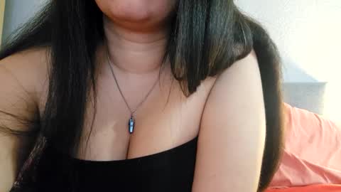 Snapshot of love_raquel_xo chatting on April 2026 12:52:02 AM Raquel Love online show from April 2026 12:52:02 AM