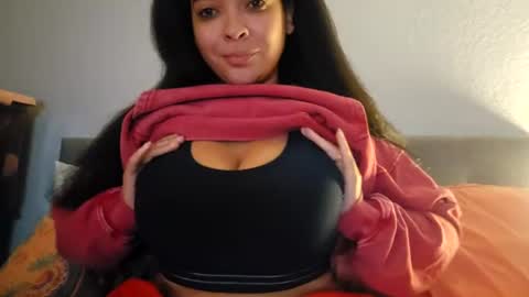 Snapshot of love_raquel_xo chatting on July 2026 03:30:01 AM Raquel Love online show from July 2026 03:30:01 AM