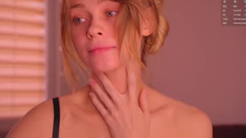 Snapshot of lovellynelly chatting on November 2025 01:22:01 PM Nelly online show from November 2025 01:22:01 PM