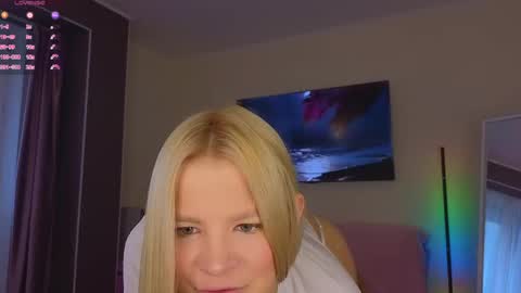 Snapshot of lovely_babyy chatting on April 2026 04:37:01 AM Jenny online show from April 2026 04:37:01 AM