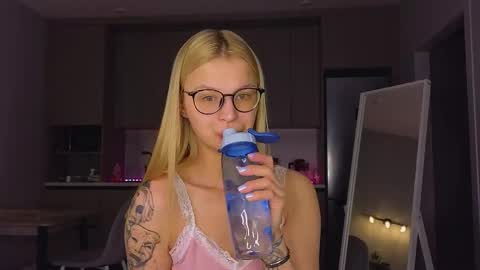 Snapshot of lovely_babyy chatting on May 2026 04:37:02 PM Jenny online show from May 2026 04:37:02 PM